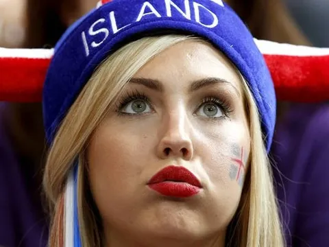 Liêu xiêu trước vẻ đẹp của CĐV Iceland trên khán đài
