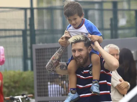 Lionel Messi vui vẻ đưa con đến trường