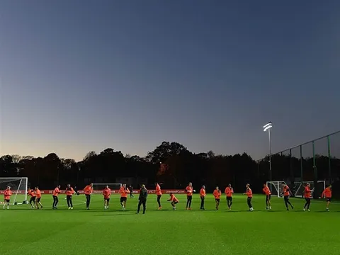 Liverpool vẫn miệt mài tập luyện dù trời sập tối