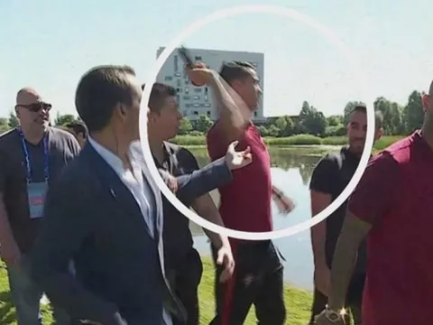 Lộ lý do Ronaldo giật micro phóng viên ném xuống hồ nước