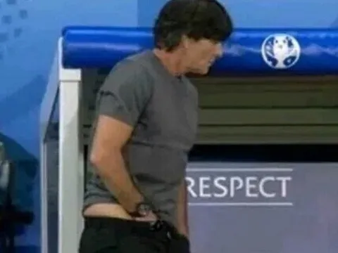 Phát hoảng với Joachim Loew: Sờ vùng nhạy cảm, rồi... ngửi!