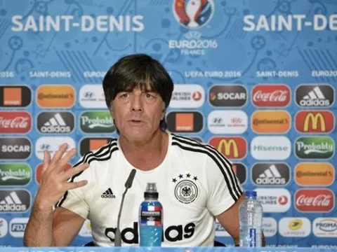 Joachim Loew lo ngại vật cản Ba Lan