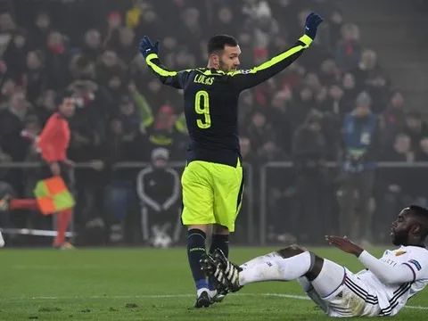 Lucas Perez 'đánh hơi' bàn thắng cho Arsenal