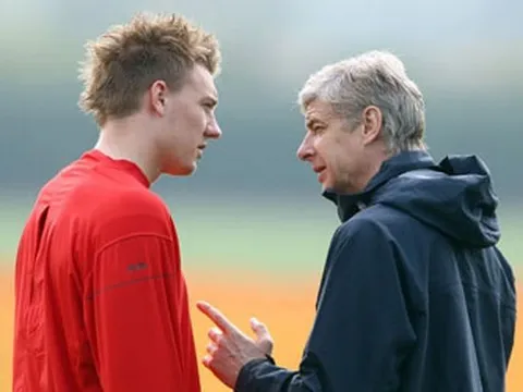 Lý do khiến Bendtner không thể bằng Messi, Ronaldo