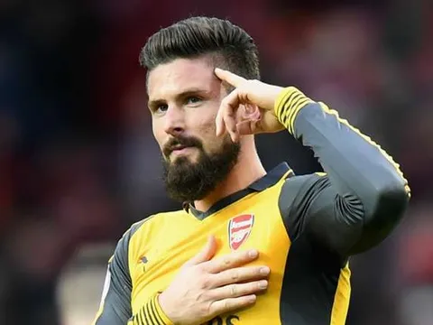 Mãi kiếp dự bị, Giroud được đồng đội an ủi