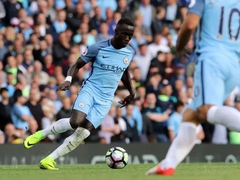 Man City nhận hung tin từ hàng thủ
