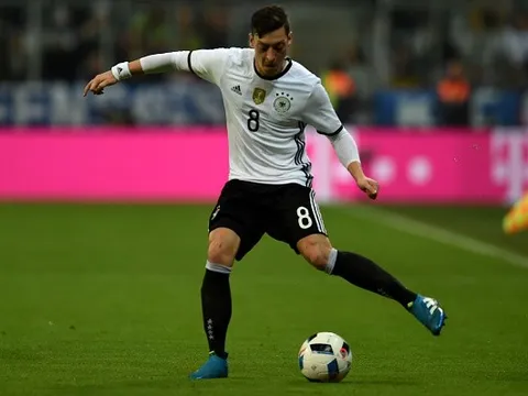 Màn trình diễn của Mesut Oezil vs Italia
