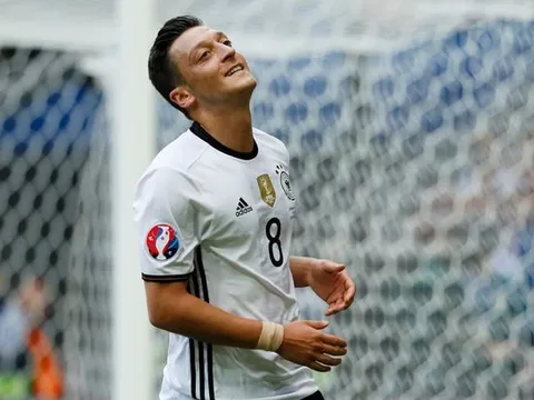 Màn trình diễn của Mesut Oezil vs Slovakia