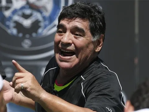 Maradona chơi trò 'lật mặt' với Messi