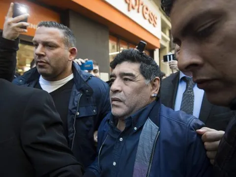 Không được dẫn dắt Argentina, Maradona làm loạn AFA