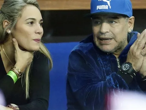 Maradona đầy hạnh phúc đi xem tennis cùng người tình trẻ