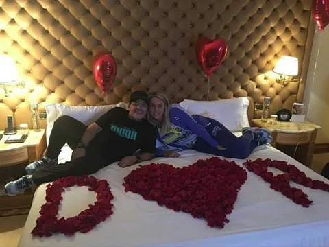 Maradona đầy 'ngôn tình' khi cùng bồ trẻ du hí Rome