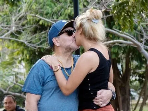 Maradona hôn say đắm người yêu kém 30 tuổi