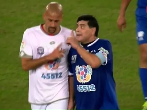 Maradona suýt đánh nhau với đồng hương ngay trên sân bóng từ thiện