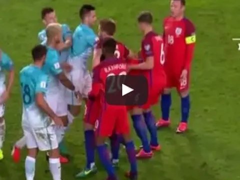Marcus Rashford bị cầu thủ Slovenia 'quây', Jesse Lingard ra sức bảo vệ