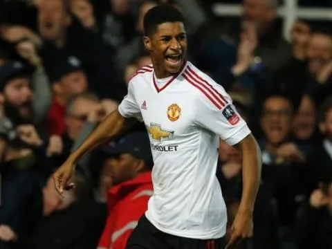 Ibra 'đứng ngồi không yên' trước pha đi bóng của Rashford