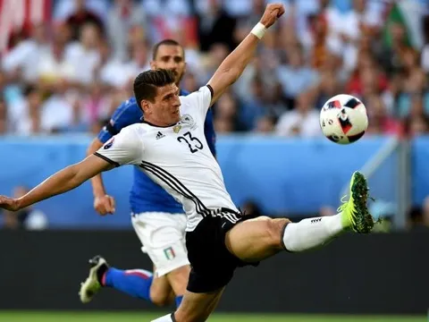 Mario Gomez suýt lập siêu phẩm đánh gót vs Italia