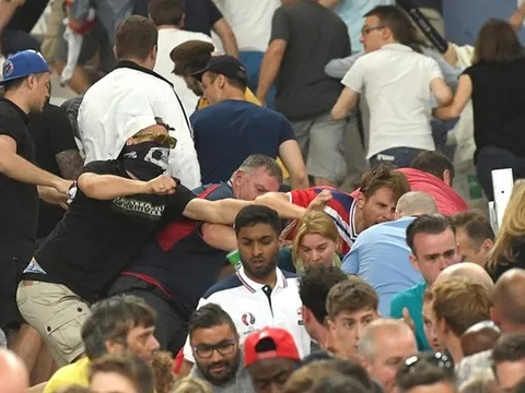 Pháp trục xuất 50 CĐV Nga, dọa bỏ tù 6 hooligan Anh