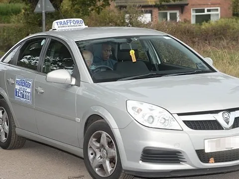 Martial đón taxi rời sân tập, Rooney lái xe BMW