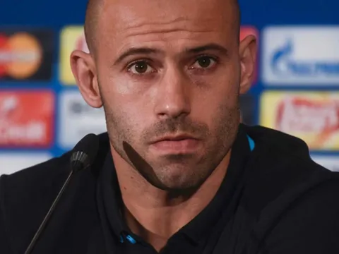 Bị đối xử tệ, Mascherano rời Barca