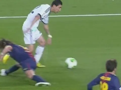 Mascherano ‘vồ ếch’ làm gợi nhớ cú lừa của Di Maria