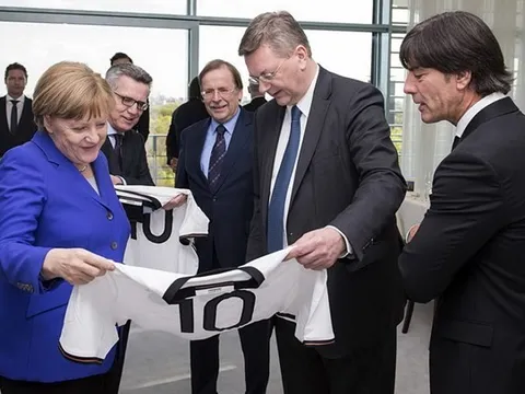 Bà Merkel lại mơ vào phòng thay đồ chụp ảnh cùng tuyển Đức