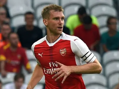 Mertesacker gửi thông điệp muốn ở lại Arsenal