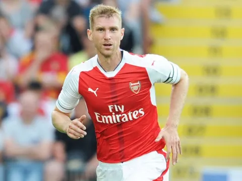Mertesacker quyết đòi lại suất đá chính từ tay Mustafi