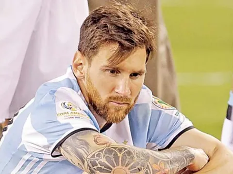Tân HLV Argentina đáp trả Maradona