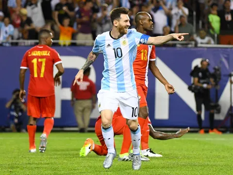 Messi trở lại bằng hat-trick