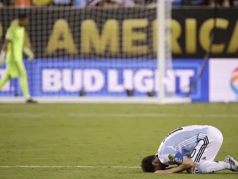Messi ăn vạ và sự bất lực của thiên tài