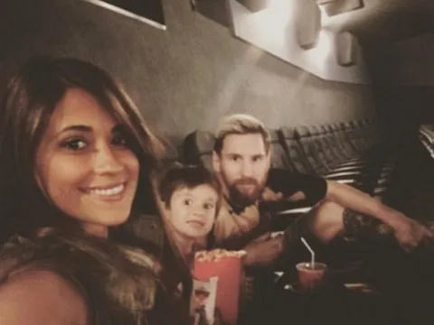 Messi 'bao rạp' dẫn vợ con đi xem phim