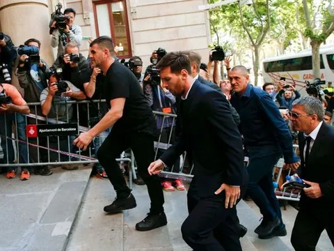 Messi cúi rạp đầu vì bị chỉ trích khi ra tòa vụ trốn thuế