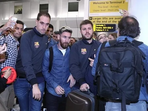 Messi cùng dàn sao Barca sành điệu đổ bộ sân bay Manchester