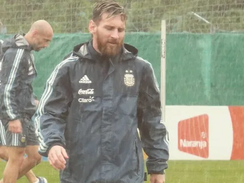 Messi cùng tuyển Argentina đội mưa tập luyện hòng níu hy vọng World Cup