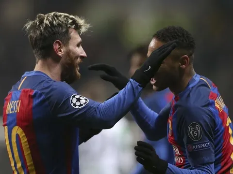 Messi đạt 100 bàn nhanh hơn Ronaldo