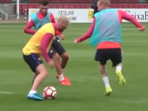 Messi hành hạ đồng đội trên sân tập