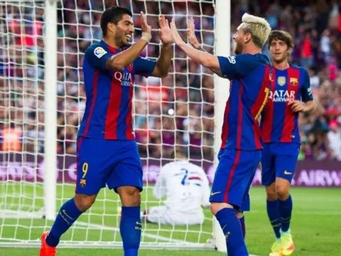 Messi "ngã bàn đèn" kiến tạo không tưởng cho Suarez