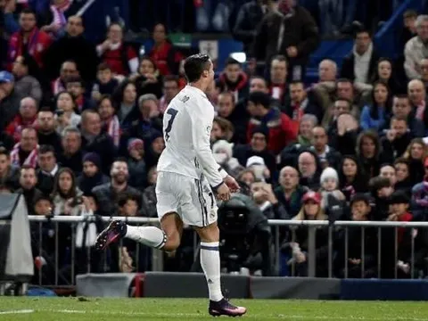 "Messi thiên tài nhưng Ronaldo xứng đáng nhận bóng vàng"
