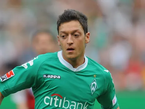 Mesut Oezil khi còn tung hoành ở Bundesliga