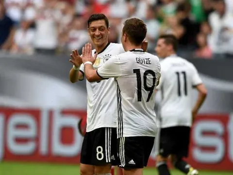 Mesut Oezil khiến hàng thủ Ukraine rối loạn