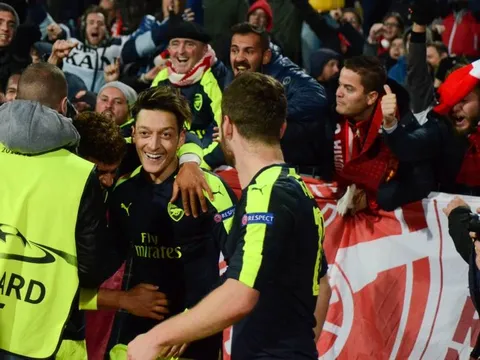 Mesut Oezil nhận đặc ân lớn