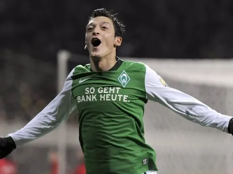 Mesut Oezil thời còn khoác áo Bremen