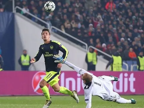 Mesut Oezil xuống nước, Arsenal sướng rơn