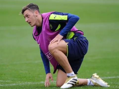 Mesut Oezil đòi số áo, không đòi lương