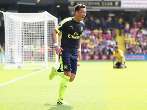 Mesut Oezil muốn 'cướp' chiếc áo số 10 của Jack Wilshere