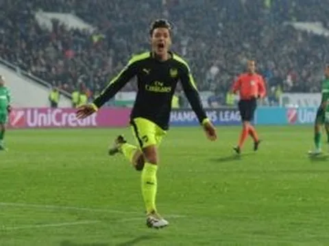 Mesut Ozil tâng bóng qua thủ môn, loại bỏ 2 hậu vệ và ghi bàn