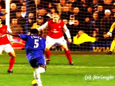 Michael Essien sút trái phá, tung lưới Arsenal