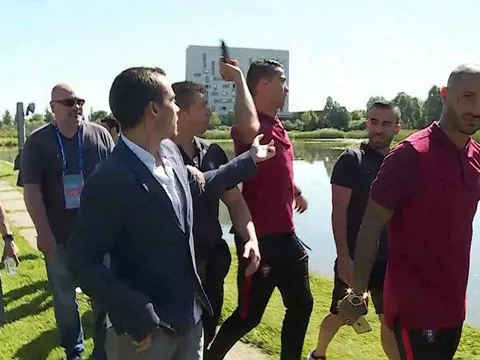 Ném micro phóng viên xuống hồ, Ronaldo gặp rắc rối to