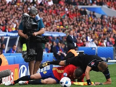 Cận cảnh Alvaro Morata khiến trọng tài biên ngã sấp mặt